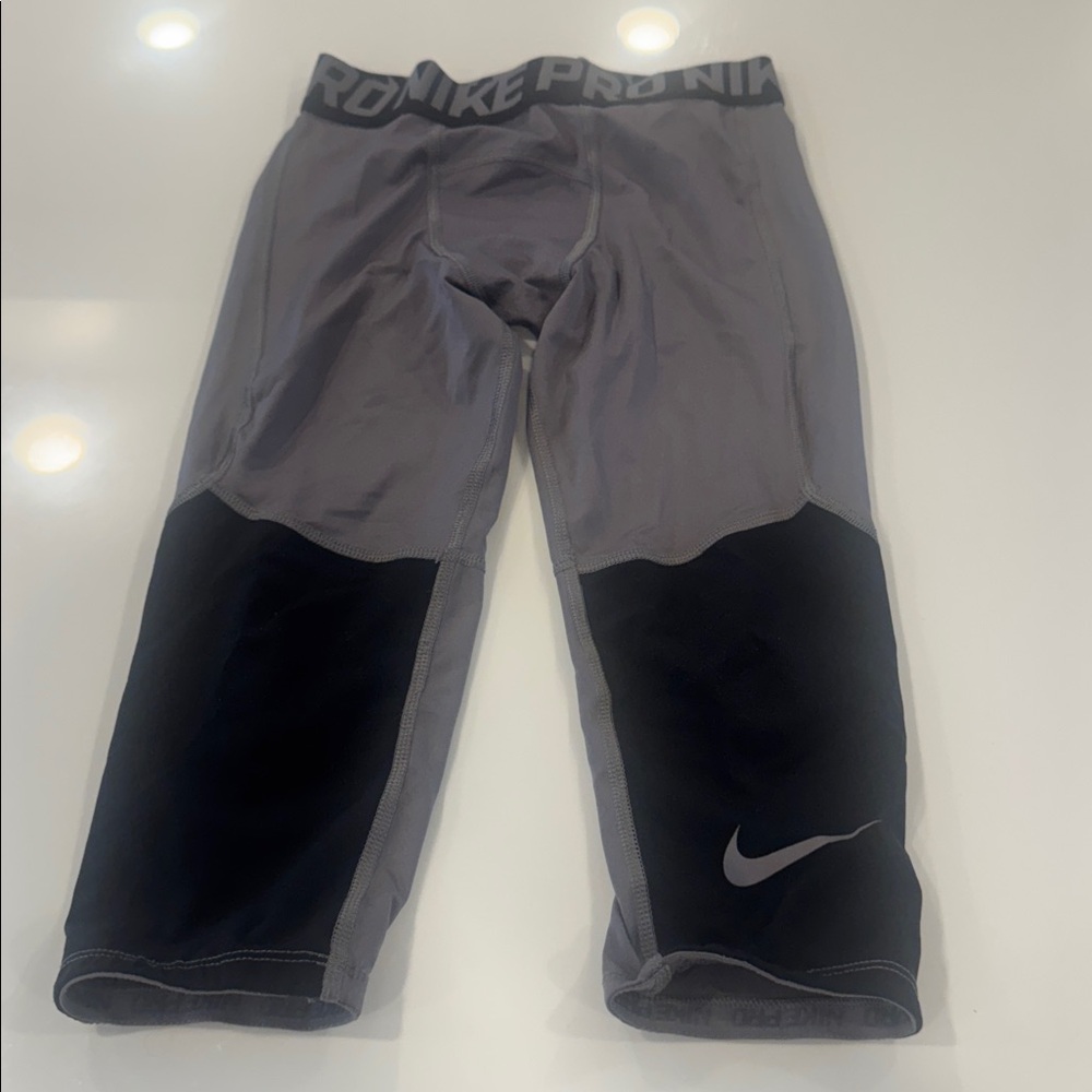 Kids Nike Gray & Black  Pro Compression 3/4 Tights size M